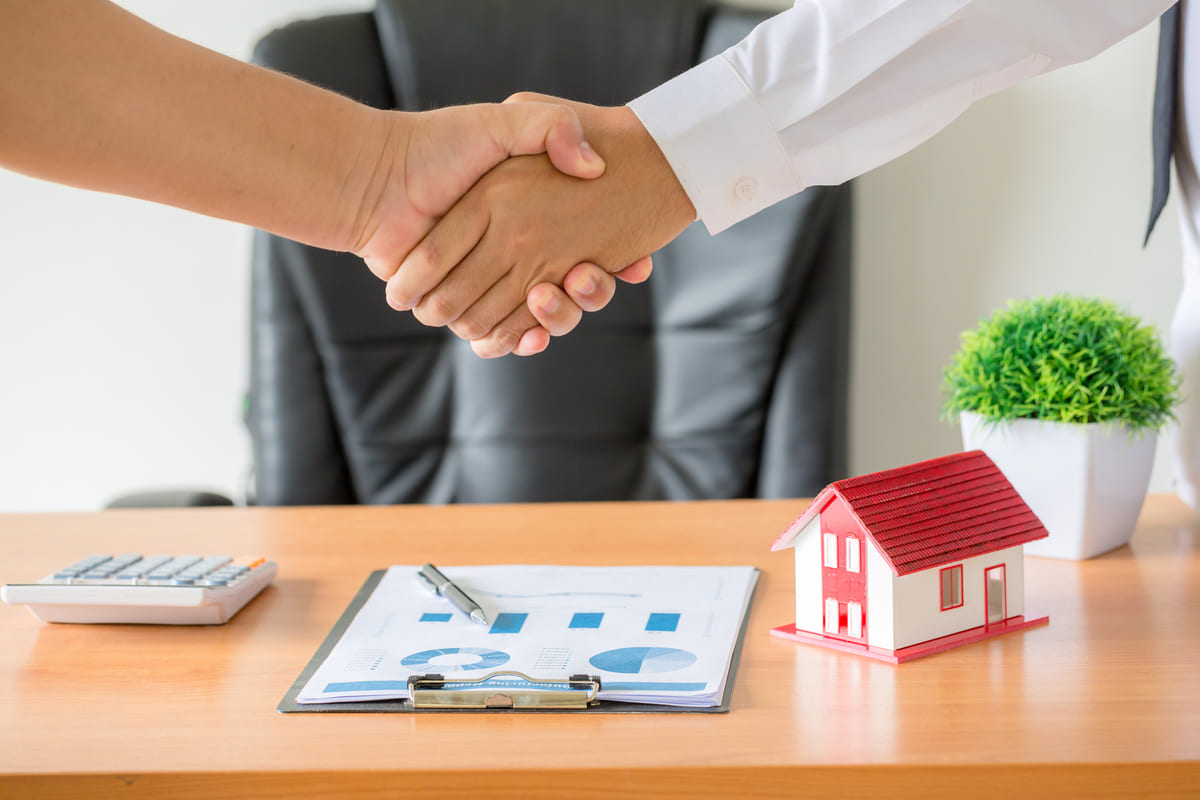 hands-of-agent-and-client-shaking-hands-after-signed-contract-buy-new-apartment (1) (1)